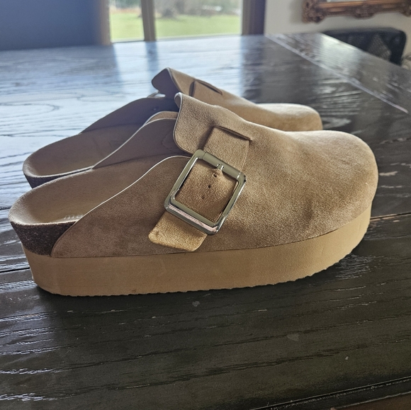 Women's Shoes. - Picture 4 of 11